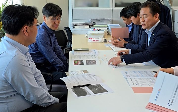 [홍천=뉴시스] 19일 신영재 홍천군수는 이날 기획재정부, 행정안전부, 국토교통부 등을 방문해 지역 현안 사업 설명과 함께 2026년도 국비 지원을 건의했다 고 밝혔다. 홍천군 제공. *재판매 및 DB 금지