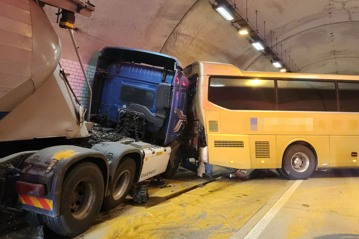 [완주=뉴시스] 19일 오전 10시께 전북 완주군 순천완주고속도로 용암4터널에서 곡물 운반용 트레일러, 수학여행 관광버스 등 차량 4대가 잇따라 부딪혀 차량들이 터널을 완전히 막고 있다. (사진=전북특별자치도소방본부 제공) 2025.05.19. photo@newsis.com *재판매 및 DB 금지