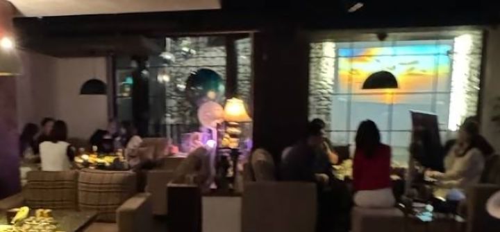 [서울=뉴시스] 더불어민주당이 19일 공개한 지귀연 서울중앙지법 부장판사의 '룸살롱 술접대 의혹' 사진. <민주당 제공> 2025.05.19. photo@newsis.com *재판매 및 DB 금지