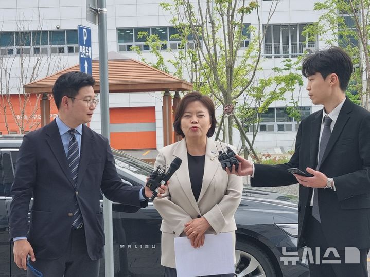 [의정부=뉴시스] 김도희 기자 = 조국혁신당 정춘생 의원이 19일 오후 2시께 경기북부경찰청 앞에서 기자회견을 열고 윤석열 전 대통령 처가가 운영하는 남양주 요양원 노인학대 사건과 관련해 발언하고 있다. 2025.05.19 kdh@newsis.com