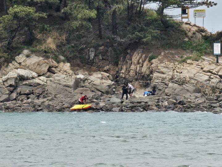 [태안=뉴시스] 19일 오전 11시5분께 충남 태안군 원북면 방갈리 소분점도 인근 갯바위에서 낚시하던 30대 A씨가 부상을 입어 해경이 구조에 나서고 있다. (사진=태안해양경찰서 제공) 2025.05.19. photo@newsis.com *재판매 및 DB 금지