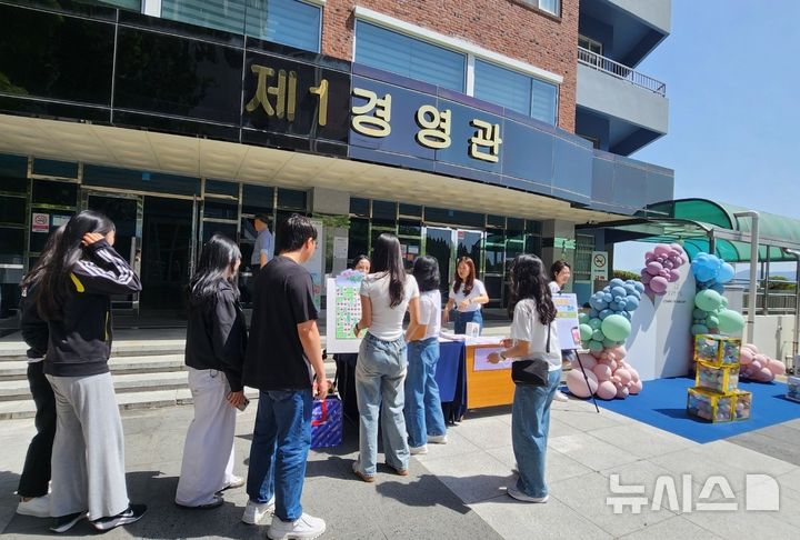 [창원=뉴시스]경남여성새로일하기센터가 19일 오전 경남대학교 제1경영관 앞 야외에서 '경력단절 예방 캠페인'을 진행하고 있다.(사진=경남여성새로일하기센터 제공) 2025.05.19. photo@newsis.com