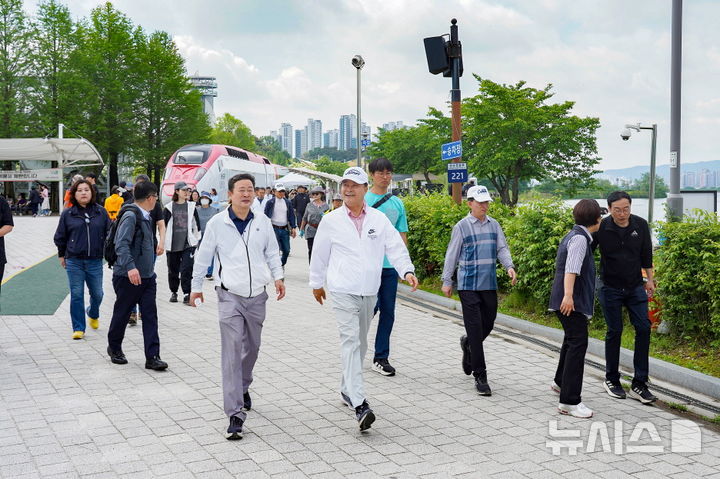 [의왕=뉴시스] ‘두발로 Day’행사 참석자들이 걷기를 하고 있다. (사진=의왕시 제공).2025.05.19.photo@newsis.com