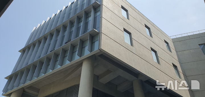 [창원=뉴시스] 강경국 기자 = 경남 창원시와 창원시설공단이 19일 창원NC파크 마산구장 시설 보수 및 안전점검 완료에 대한 첫 현장 브리핑을 개최한 가운데 루버가 추락한 건물에서 모든 루버가 철거돼 있다. 2025.05.19. kgkang@newsis.com