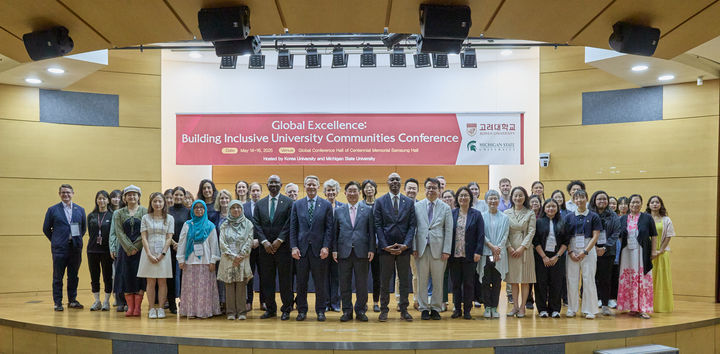 (왼쪽 첫 번째줄 세 번째부터) 티터스 아워쿠세(미시건주립대 국제처 부총장 겸 학장), 케빈 구스키위츠(미시건주립대 총장), 김동원 고려대 총장, 자바르 베넷(미시건주립대 다양성·포용성 부총장), 송상기 고려대 국제처장. (사진=고려대 제공) *재판매 및 DB 금지