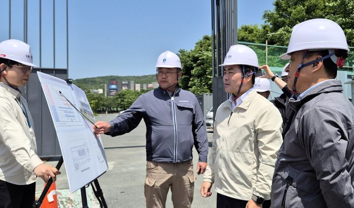 [안동=뉴시스] 김학홍 경북도 행정부지사(오른쪽 두번째)가 19일 APEC 정상회의 시설 공사 현장 찾아 준비지원단 관계자로부터 설명을 듣고 있다. (사진=경북도 제공) 2025.05.15. photo@newsis.com *재판매 및 DB 금지