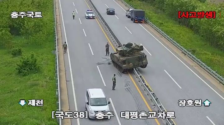 중앙분리대에 올라탄 장갑차(사진=CCTV) *재판매 및 DB 금지