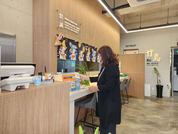 [울산=뉴시스] 울산시 남구가 관광객과 주민들이 일상 속에서 쉽고 자연스럽게 지역 관광정보를 접할 수 있도록 식당과 카페 등에 관광홍보물을 비치한다. (사진=울산 남구 제공) photo@newsis.com *재판매 및 DB 금지