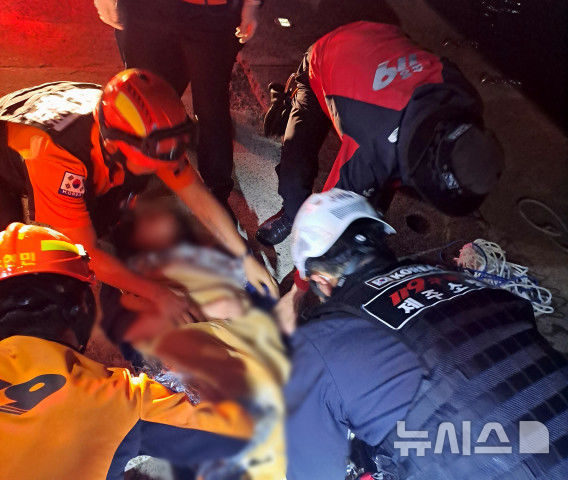 [제주=뉴시스] 서귀포경찰서 대신파출소 소속 이대웅 경사와 도창현 경위가 17일 오후 서귀포시 법환포구에서 해상에 뛰어든 50대 자살기도자를 구조했다. 사진은 소방당국이 50대를 응급처치를 하는 모습. (사진=서귀포경찰서 제공) 2025.05.19. photo@newsis.com 