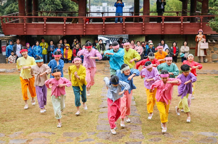 [밀양=뉴시스] 밀양향교에서 열린 선비풍류(아리랑동동) 공연. (사진=밀양시 제공) 2025.05.20. photo@newsis.com *재판매 및 DB 금지