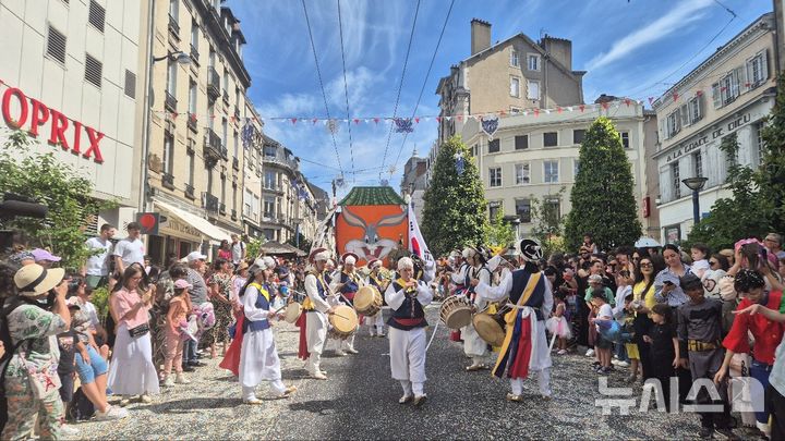 [이천=뉴시스] 이천시가 프랑스 리모주시 자매결연 10주년을 맞아 현지에서 거리공연을 선보이고 있다 (사진=이천시 제공) 2025.05.19.photo@newsis.com