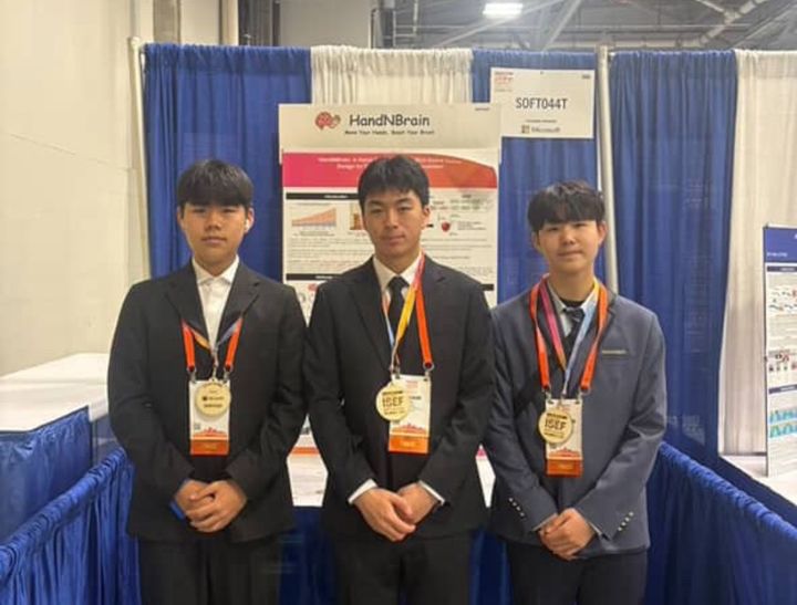 [서울=뉴시스] 올해 미국 오하이오에서 개최된 국제과학기술경진대회(ISEF)에서 한국 대표로 참가한 학생들이 본상 3등상 및 특별상을 수상했다고 과학기술정보통신부는 19일 밝혔다. 사진은 본상 3등상 단체사진. (사진=과기정통부 제공) *재판매 및 DB 금지