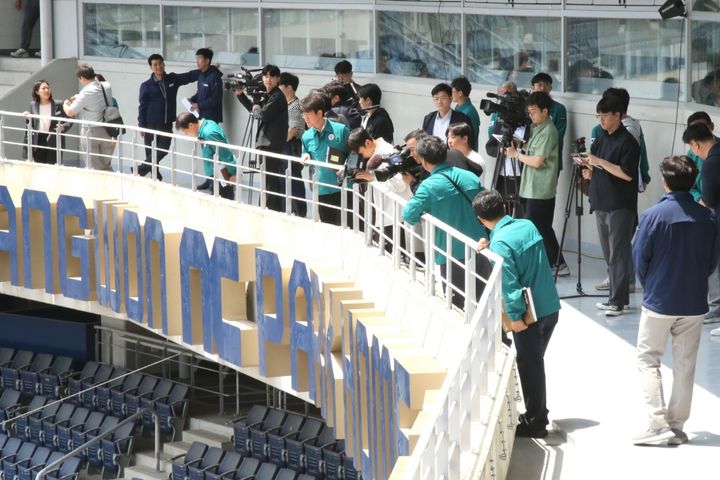 [창원=뉴시스] 강경국 기자 = 경남 창원시와 창원시설공단이 지난 19일 창원NC파크 마산구장에서 시설 보수 및 안전점검 완료 부분에 대해 언론에 현장을 공개하고 있다. (사진=창원시청 제공). 2025.05.19. photo@newsis.com *재판매 및 DB 금지