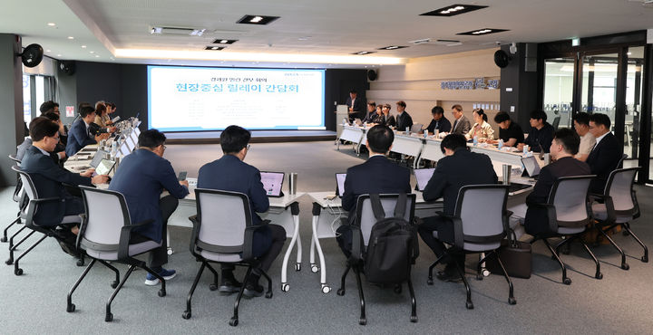 [수원=뉴시스] 19일 북서부권 경기창업혁신공간(고양)에서 열린 현장 간부회의. (사진=경과원 제공) 2025.05.19. photo@newsis.com *재판매 및 DB 금지