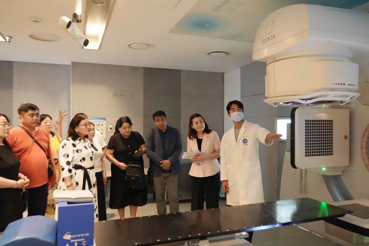 [부산=뉴시스] 몽골 바가항가이구 공무원 연수단이 동남권원자력의학원 방사선종양학과를 둘러보고 있다. (사진=동남권원자력의학원 제공) 2025.05.19. photo@newsis.com *재판매 및 DB 금지