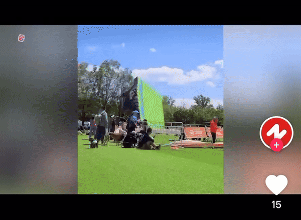 [서울=뉴시스]최근 중국 베이징에서 열린 반려견 장애물 경기 중 대형 에어 슬라이드가 강풍에 전복되며 참가자와 반려견이 다치는 사고가 발생했다.(사진=도우인) *재판매 및 DB 금지