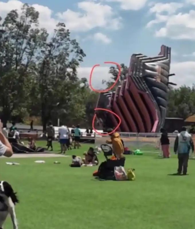 [서울=뉴시스]최근 중국 베이징에서 열린 반려견 장애물 경기 중 대형 에어 슬라이드가 강풍에 전복되며 참가자와 반려견이 다치는 사고가 발생했다.(사진=환구시보) *재판매 및 DB 금지