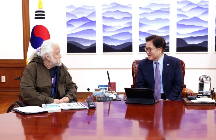 우원식 국회의장이 19일 서울 여의도 국회의장 집무실에서 박경석 전국장애인차별철폐연대(전장연) 상임대표와 만나 장애인 권리 보장 방안을 논의하고 있다. (사진=국회의장실 제공) *재판매 및 DB 금지