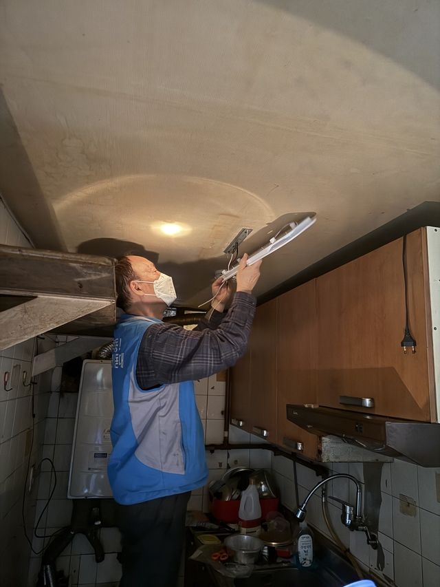 [서울=뉴시스] 집수리 시공 모습. 2025.05.19 (사진 제공=성동구청) photo@newsis.com *재판매 및 DB 금지