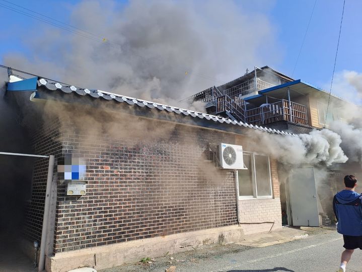 [김제=뉴시스] 19일 오전 8시13분께 전북 김제시 용동의 한 단독주택에서 불이 나 연기가 피어오르고 있다. (사진=전북특별자치도소방본부 제공) 2025.05.19. photo@newsis.com *재판매 및 DB 금지