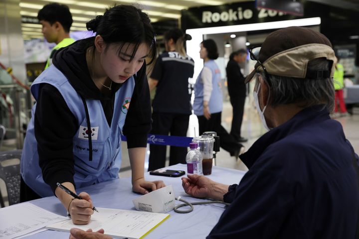 [부산=뉴시스] 18일 부산 강서구 렛츠런파크 부산경남에서 열린 토닥토닥 의료나눔 행사에서 방문객이 혈압을 측정하고 있다. (사진=렛츠런파크 부산경남 제공) 2025.05.19. photo@newsis.com *재판매 및 DB 금지