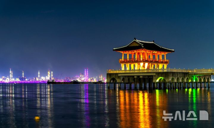 [포항=뉴시스] 송종욱 기자 = 경북 포항시가 체류형 관광 활성화를 위해 지역 여행사를 대상으로 오는 27일까지 야간 관광 콘텐츠 활용 상품을 공모한다. 사진은 영일대 해상 누각 야경. (사진=포항시 제공) 2025.05.19. photo@newsis.com