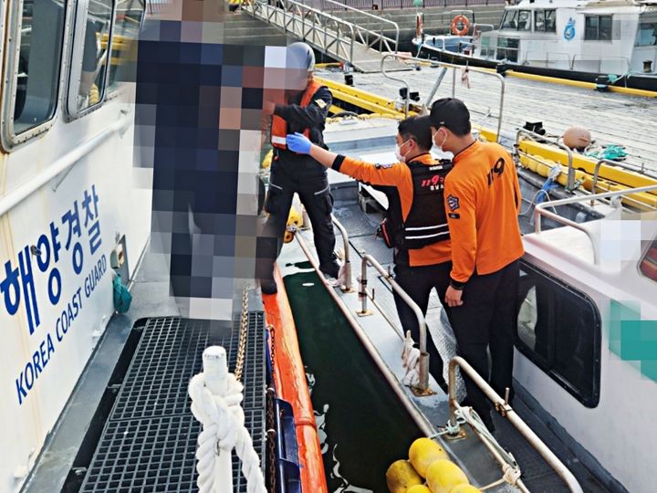 [통영=뉴시스] 신정철 기자= 통영해양경찰서는 19일 오전 7시 20분께 통영시 욕지도에 계류중이던 여객선 내 응급환자가 있다는 신고를 접수받고 긴급이송에 나섰다.사진은 긴급 이송 모습.(사진=통영해경 제공).2025.05.19. photo@newsis.com *재판매 및 DB 금지