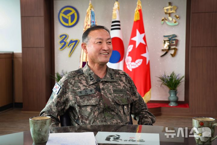 [증평=뉴시스] 서주영 기자 = 김수광 육군 37사단장이 19일 부대 내 집무실에서 창립 70주년을 맞아 얘기를 나누고 있다. 2025.05.19. juyeong@newsis.com *재판매 및 DB 금지
