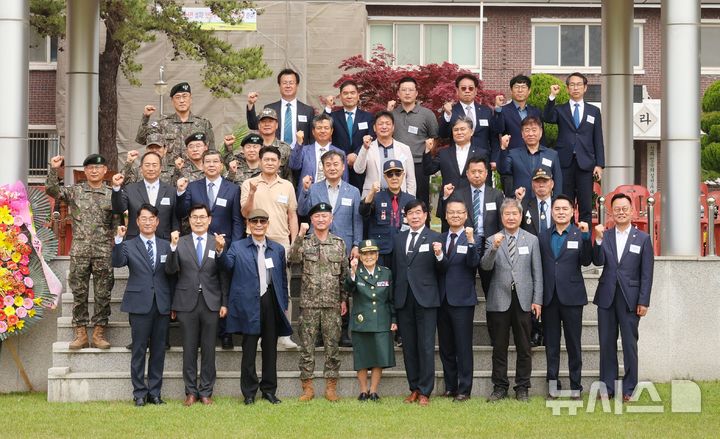 [증평=뉴시스] 김수광 육군37사단장이 부대 연병장에서 열린 창설 70주년 기념식에서 6.25참전용사, 역대 사단장, 지역 기관장들과 단체사진을 촬영하고 있다. (사진= 육군 37사단 제공) 2025.05.19. photo@newsis.com *재판매 및 DB 금지