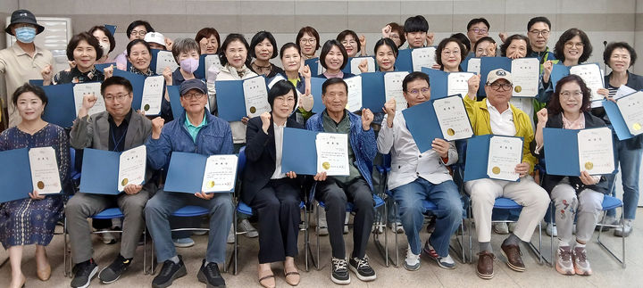 [순천=뉴시스] 순천시 어르신 병원 동행 매니저들이 위촉식을 하고 기념촬영 하고 있다. (사진=순천시 제공) 2025.05.19. photo@newsis.com *재판매 및 DB 금지
