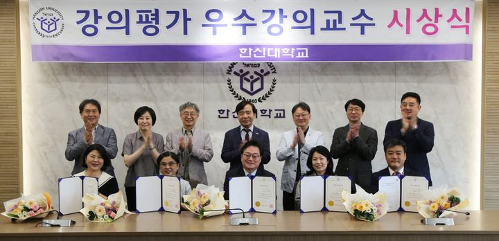 [오산=뉴시스] 시상식. (사진=한신대 제공) 2025.05.19. photo@newsis.com *재판매 및 DB 금지