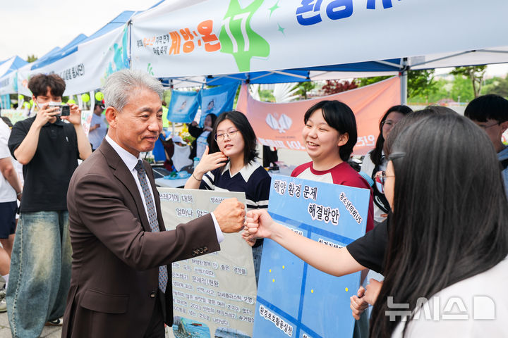 [인천=뉴시스] 윤환 인천 계양구청장이 제3회 청소년 지역 연계 마을축제 '계양:온'에서 체험 부스를 운영 중인 청소년들과 소통하고 있다. (사진=계양구 제공) 2025.05.19. photo@newsis.com