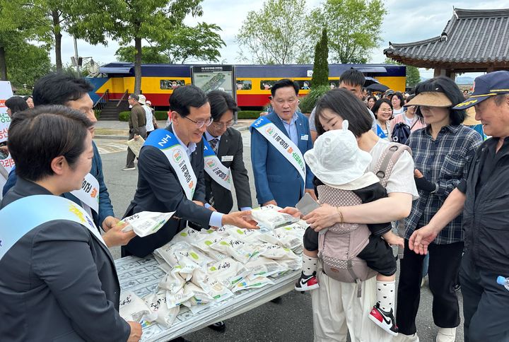 [세종=뉴시스] 농협하나로유통은 19일 전남 곡성군에서 열린 '곡성세계장미축제' 현장에서 쌀 소비촉진 행사를 열고 지역 농산물 홍보에 나섰다고 밝혔다. (사진=농협 제공) 2025.05.19. photo@newsis.com *재판매 및 DB 금지