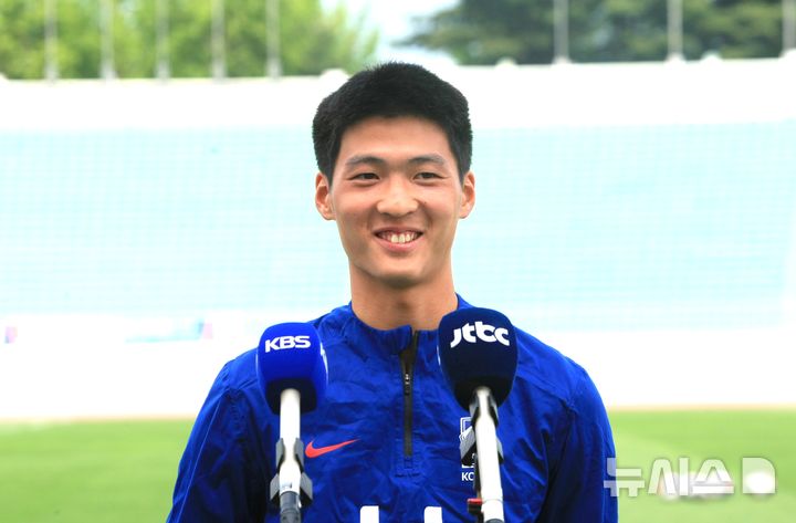 [원주=뉴시스] 이덕화 기자 = 19일 남자 20세 이하(U-20) 축구대표팀이 강원 원주시 종합운동장에서 소집훈련을 하고 있는 가운데 막내인 배승균 선수가 취재진의 질문에 미소를 짓고 있다. 2025.05.19. wonder8768@newsis.com