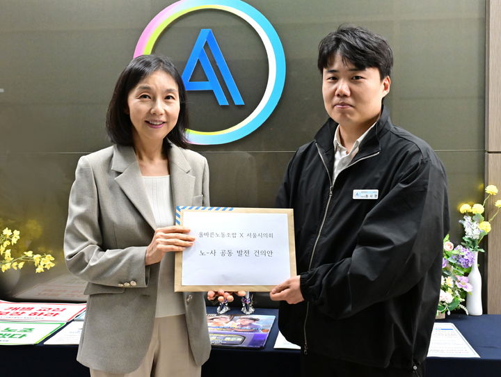 [서울=뉴시스] 최호정 의장에게 건의안 전달하는 송시영 위원장. 2025.05.19. (사진=서울시의회 제공) *재판매 및 DB 금지