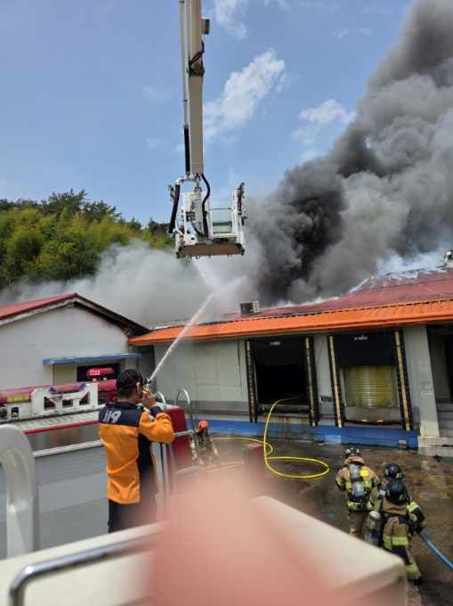 [거제=뉴시스] 신정철 기자= 19일 오전 11시 51분께 거제시 연초면 덕치리의 한 김치공장에서 불이나 공장 본관동과 처리실 2동, 진동지게차 1대, 세척기, 혼합기, 엑스레이기 등 소방서 추산 7억 3100만 원 상당의 재산 피해를 내고 3시간 만에 진화됐다. 사진은 거제소방서 등 소방당국이 화재를 진화하고 있는 모습.(사진=경남소방본부 제공).2025.05.19. photo@newsis.com *재판매 및 DB 금지