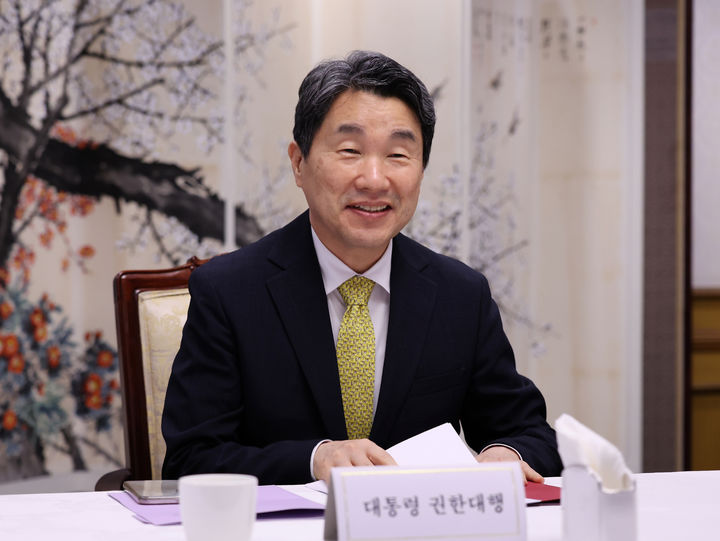 [서울=뉴시스] 고범준 기자 = 이주호 대통령 권한대행 부총리 겸 교육부 장관이 19일 서울 종로구 정부서울청사에서 경제안보전략 간담회를 주재하고 있다. (사진=교육부 제공) 2025.05.19. photo@newsis.com *재판매 및 DB 금지