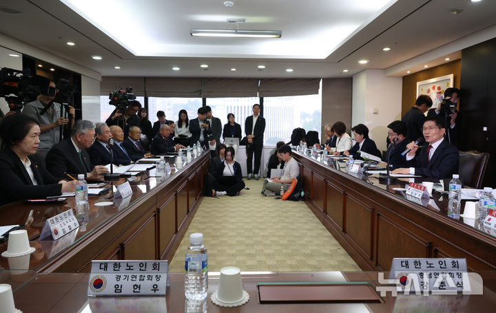 [서울=뉴시스] 고승민 기자 = 김문수 국민의힘 대선 후보가 19일 서울 중구 부영 태평빌딩 대한노인회를 방문, 이중근 회장을 만나 인사말을 하고 있다. 2025.05.19. kkssmm99@newsis.com