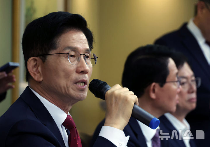 [서울=뉴시스] 고승민 기자 = 김문수 국민의힘 대선 후보가 19일 서울 중구 부영 태평빌딩 대한노인회를 방문, 이중근 회장을 만나 인사말을 하고 있다. 2025.05.19. kkssmm99@newsis.com