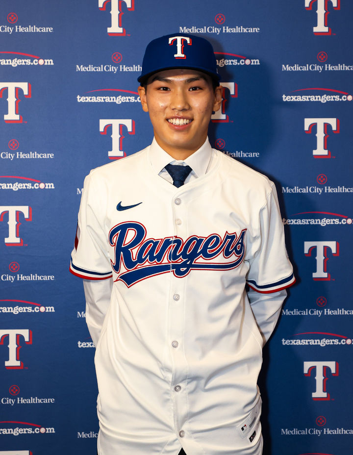 [서울=뉴시스] 광주일고 투수 겸 내야수 김성준이 18일(현지 시간) 미국 텍사스주 알링턴 글로브 라이프 파크에서 열린 텍사스 레인저스 입단식에서 포즈를 취하고 있다.김성준은 내년 고등학교 졸업 후 텍사스에 합류할 예정이다. (사진=리코스포츠에이전시 제공) 2025.05.19. photo@newsis.com *재판매 및 DB 금지