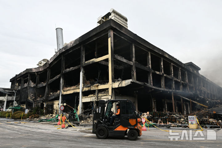 [광주=뉴시스] 이영주 기자 = 금호타이어 광주공장 화재 사흘째인 19일 오전 광주 광산구 금호타이어 2공장이 잿더미로 변해 연기가 피어오르고 있다. 2025.05.19. leeyj2578@newsis.com