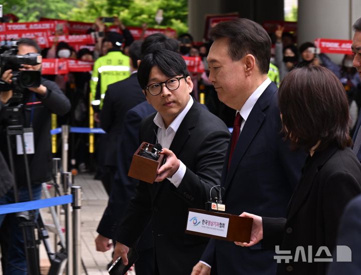 [서울=뉴시스] 사진공동취재단 = 내란 우두머리 혐의를 받는 윤석열 전 대통령이 19일 서울 서초구 서울중앙지방법원에서 열린 내란우두머리 및 직권남용·권리행사 방해 혐의 사건 4차 공판에 출석하고 있다. 2025.05.19. photo@newsis.com