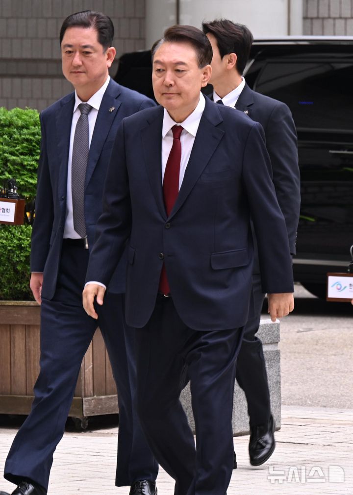 [서울=뉴시스] 사진공동취재단 = 내란 우두머리 혐의를 받는 윤석열 전 대통령이 19일 서울 서초구 서울중앙지방법원에서 열린 내란우두머리 및 직권남용·권리행사 방해 혐의 사건 4차 공판에 출석하고 있다. 2025.05.19. photo@newsis.com