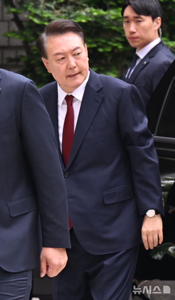 [서울=뉴시스] 사진공동취재단 = 내란 우두머리 혐의를 받는 윤석열 전 대통령이 19일 서울 서초구 서울중앙지방법원에서 열린 내란우두머리 및 직권남용·권리행사 방해 혐의 사건 4차 공판에 출석하고 있다. 2025.05.19. photo@newsis.com