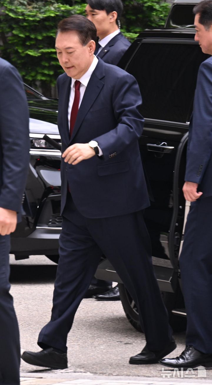 [서울=뉴시스] 사진공동취재단 = 내란 우두머리 혐의를 받는 윤석열 전 대통령이 19일 서울 서초구 서울중앙지방법원에서 열린 내란우두머리 및 직권남용·권리행사 방해 혐의 사건 4차 공판에 출석하고 있다. 2025.05.19. photo@newsis.com