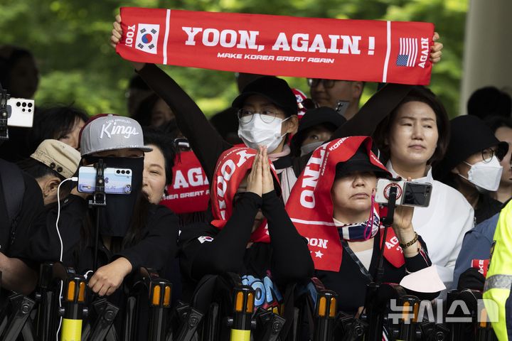 [서울=뉴시스] 사진공동취재단 = 내란 우두머리 혐의, 직권남용 권리행사방해 혐의 사건으로 기소된 윤석열 전 대통령이 19일 오전 공판을 받기 위해 서울 서초구 중앙지법으로 출석하자 지지자들이 ‘윤석열 대통령‘을 연호하고 있다. 2025.05.19. photo@newsis.com
