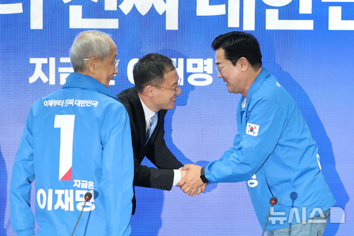 [서울=뉴시스] 권창회 기자 = 더불어민주당에 입당한 김상욱 의원이 19일 서울 여의도 더불어민주당 당사에서 열린 환영 입당식에서 박찬대 상임총괄선거대책위원장과 악수하고 있다. 2025.05.19. kch0523@newsis.com