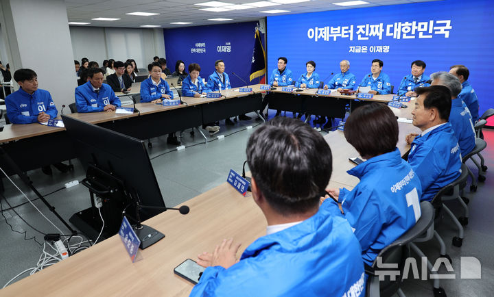 [서울=뉴시스] 권창회 기자 = 박찬대 더불어민주당 상임총괄선거대책위원장이 19일 서울 여의도 더불어민주당 당사에서 열린 중앙선거대책위원회의에서 발언하고 있다. 2025.05.19. kch0523@newsis.com