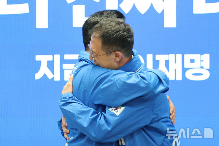 [서울=뉴시스] 권창회 기자 = 더불어민주당에 입당한 김상욱 의원이 19일 서울 여의도 더불어민주당 당사에서 열린 환영 입당식에서 박찬대 상임총괄선거대책위원장과 포옹하고 있다. 2025.05.19. kch0523@newsis.com