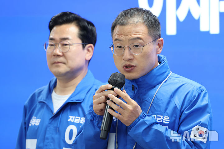 [서울=뉴시스] 권창회 기자 = 더불어민주당에 입당한 김상욱 의원이 19일 서울 여의도 더불어민주당 당사에서 열린 환영 입당식에서 인사말을 하고 있다. 2025.05.19. kch0523@newsis.com